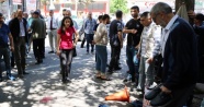 Diyarbakır'da vahşet, silahla ağır yaraladıkları adamı tekmelediler