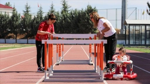 Diyarbakır'ın şampiyon kadın sporcuları yeşil sahada hem antrenör hem anne