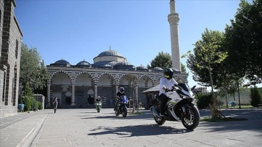 Diyarbakır'ın sıra dışı müezzini yarış motosikletiyle ilgi odağı oldu