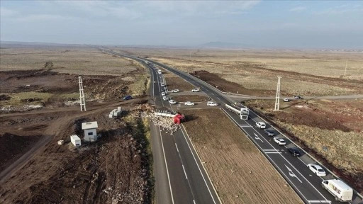 Diyarbakır-Şanlıurfa kara yolunda devrilen tır nedeniyle ulaşım kontrollü sağlanıyor