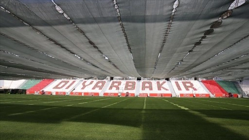 Diyarbakır ve Elazığ'da statlardaki çimler kavurucu sıcaktan perdeleme ve fan sistemiyle korunu