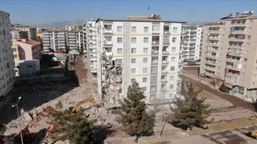 Diyarbakır'da ağır hasarlı binalar yıkılıyor