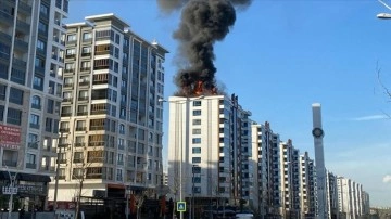 Diyarbakır'da bir binanın çatısında çıkan yangın söndürüldü