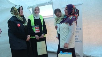 Diyarbakır'da depremzede kadınların 8 Mart Dünya Kadınlar Günü kutlandı