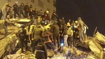Diyarbakır'da ekipler kanepenin altından gelen sesin sahibine ulaşmaya çalışıyor