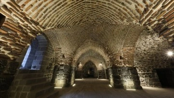 Diyarbakır'da tarihi surlardaki Ulu Beden Burcu ışıklandırıldı