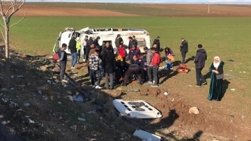 Diyarbakır'da yolcu minibüsünün devrildiği kazada 1'i ağır 15 kişi yaralandı