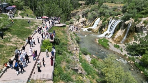 Doğa harikası Muradiye Şelalesi'nde bayram yoğunluğu