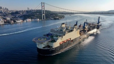Doğal gaz boru hattı d&ouml;şeme gemisi İstanbul Boğazı'ndan ge&ccedil;ti