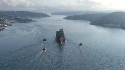 Doğal gaz boru hattı d&ouml;şeme platformu İstanbul Boğazı'ndan ge&ccedil;ti