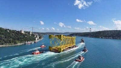 Doğal gaz boru hattı d&ouml;şeme platformu İstanbul Boğazı'ndan ge&ccedil;ti