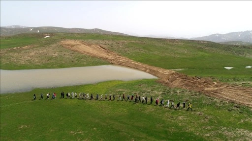 Doğaseverler bir günde dört mevsimin yaşandığı Muş'un güzelliklerini adımlıyor