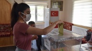 Doğu Anadolu'da muhtarlık seçimi için vatandaşlar sandık başında