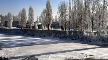 Doğu Anadolu'da dere ve göletlerin yüzeyi buzla kaplandı