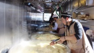 Doğu Türkistanlılar pilavlarını depremzedeler için pişirdi