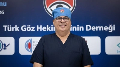 Doğumsal glokomlu bebeğin g&ouml;z ameliyatını 3 bin hekim canlı izledi