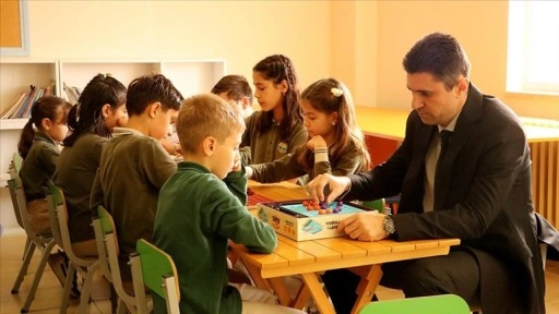 Doğuş öğretmen, öğrencilerini akıl ve zeka oyunlarıyla ekrandan uzak tutuyor