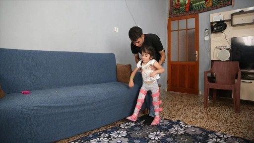 Doğuştan ayrık omurga hastası Yağmur tek başına yürüyebileceği günün hayalini kuruyor
