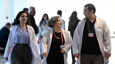 Doktor anne, meslektaşı iki &ccedil;ocuğuyla aynı hastanede &ccedil;alışıyor