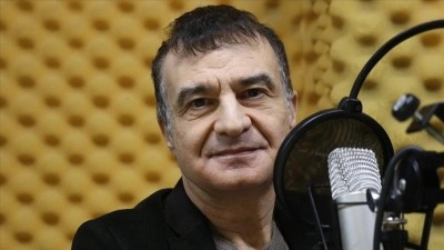 Doktor &ouml;nl&uuml;ğ&uuml;yle hastanede, mikrofon başında radyoda