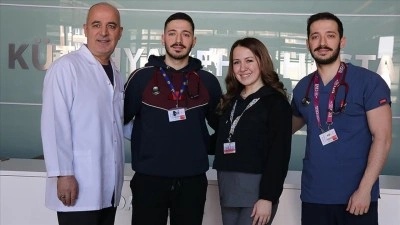 Doktor &uuml;&ccedil; kardeş, babalarıyla aynı hastanede g&ouml;rev yapıyor