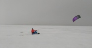 Donan Büyükçekmece Gölü'nde Snowkite yaptı