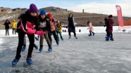 Donan Çıldır Gölü&#039;nde buz pateni keyfi