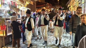 Dönem kıyafetlerini giyen tulumbacılar Safranbolu'nun tarihi sokaklarında gösteri yaptı