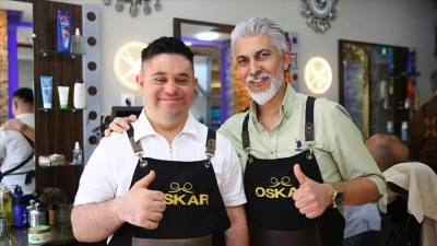 Down sendromlu gen&ccedil; &ccedil;alıştığı berber salonuna neşe katıyor