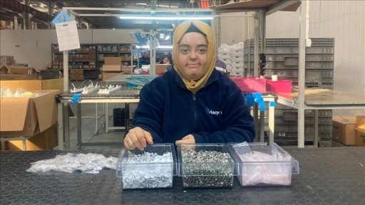 Down sendromlu genç çalıştığı fabrikada azmiyle takdir topluyor