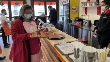 Down sendromlu kafe çalışanları her ay annelerini sevindiriyor