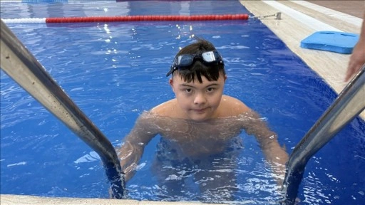 Down sendromlu Kayra, 6 yıldır mutluluğa kulaç atıyor