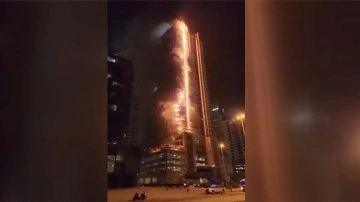 Dubai'de Burc Halife yakınındaki 35 katlı binada yangın