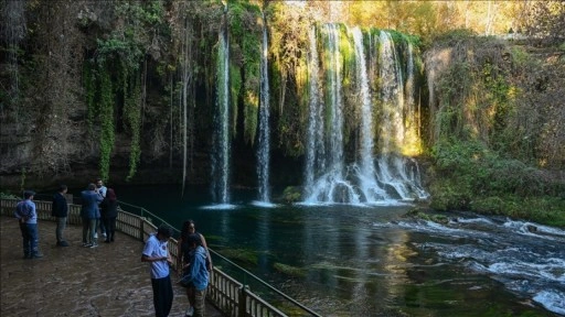 D&uuml;den Şelalesi d&ouml;rt mevsim ziyaret&ccedil;i ağırlıyor