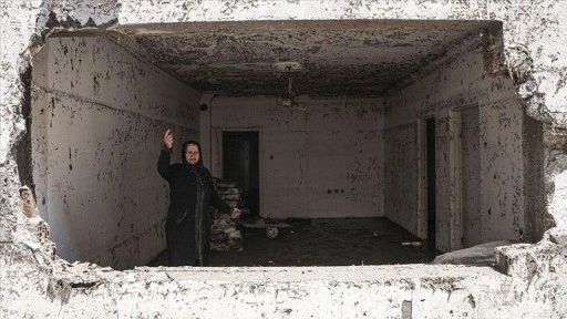 Düğün hazırlığı yapan çocuklar su baskınına yakalandı