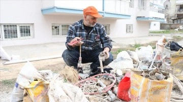 Dükkanını yeniden açabilmek için molozun içinde aletlerini arıyor