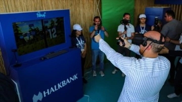 Dünya Etnospor Konfederasyonu Başkanı Bilal Erdoğan, sanal gerçeklik gözlüğü ile ok attı