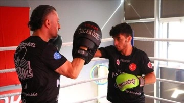 Dünya ikincisi kick boksçu Mehmet Efe gözünü şampiyonluğa dikti