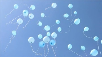 Dünya Otizm Farkındalık Günü'nde gökyüzüne yüzlerce mavi balon bırakıldı