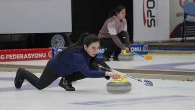 D&uuml;nya Şampiyonası'nda beşinci olan curlingciler, ilki başarmanın mutluluğunu yaşıyor