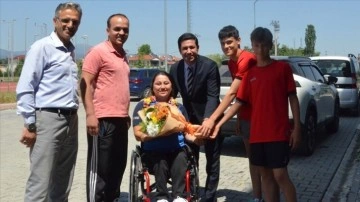 Dünya şampiyonu para okçu Merve Nur Eroğlu, çiçeklerle karşılandı