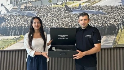 D&uuml;nya şampiyonu T3 Vakfı bursiyeri Ayşeg&uuml;l Balım Yabacı, Sel&ccedil;uk Bayraktar'ı ziyaret etti