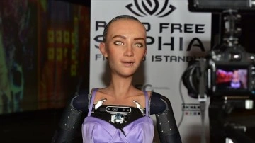 Dünyada vatandaşlığa kabul edilen ilk robot Sophia, Antalya'da tanıtıldı