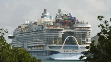 Dünyanın en büyük yolcu gemisi "Icon of the Seas" ABD'deki Miami Limanı'ndan yol