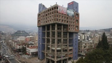 'Dünyanın en saçma binası'nda yıkım çalışmaları sürüyor
