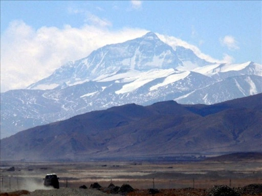 Dünyanın en yüksek zirvesi Everest'e ilk tırmanışın 72. yıl dönümü kutlanıyor