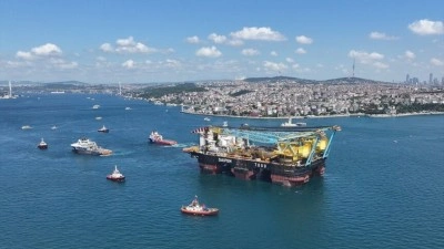 D&uuml;nyanın &uuml;&ccedil;&uuml;nc&uuml; b&uuml;y&uuml;k yarı batık vin&ccedil; gemisi İstanbul Boğazı'ndan ge&ccedil;iyor