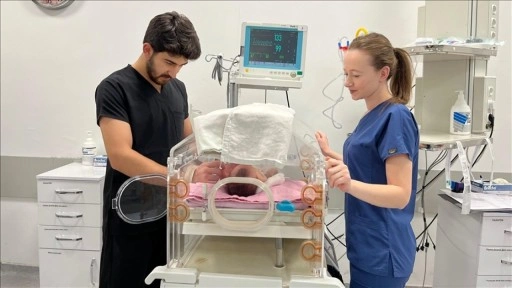 Dünyaya gözlerini açtıkları hastanede çalışan iki hemşire hastaların hizmetinde