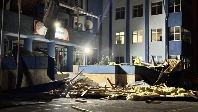 D&uuml;zce'de kuvvetli r&uuml;zgarda &ccedil;atısı u&ccedil;an lisede yarın eğitime ara verildi