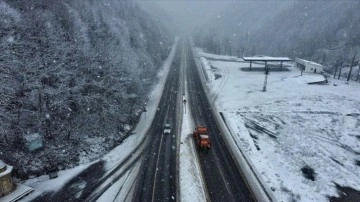 Düzce-Zonguldak Batı Karadeniz bağlantı yolunda kar ulaşımı güçleştiriyor